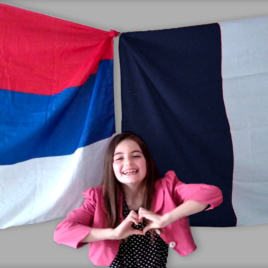 Drapeau serbe et français jeune fille
