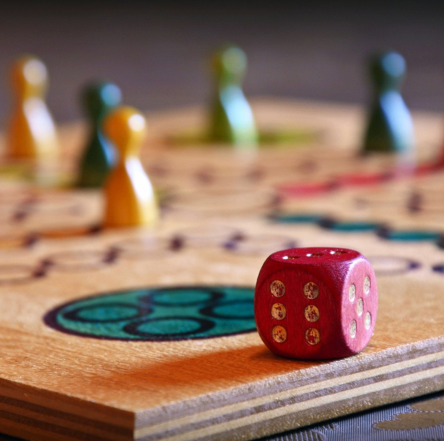 pions et dé jeu de plateau