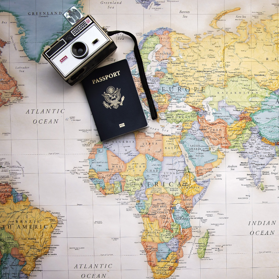 Carte du monde passeport et appareil photo