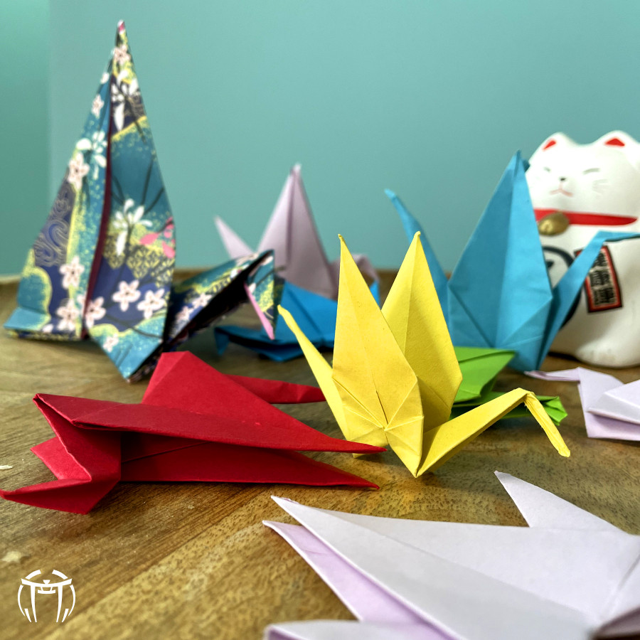 origamis grues sur une table en bois