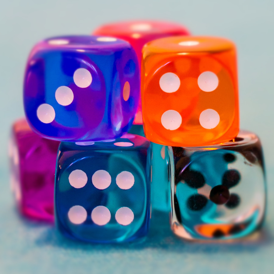 Dés de différentes couleurs - Freepik
