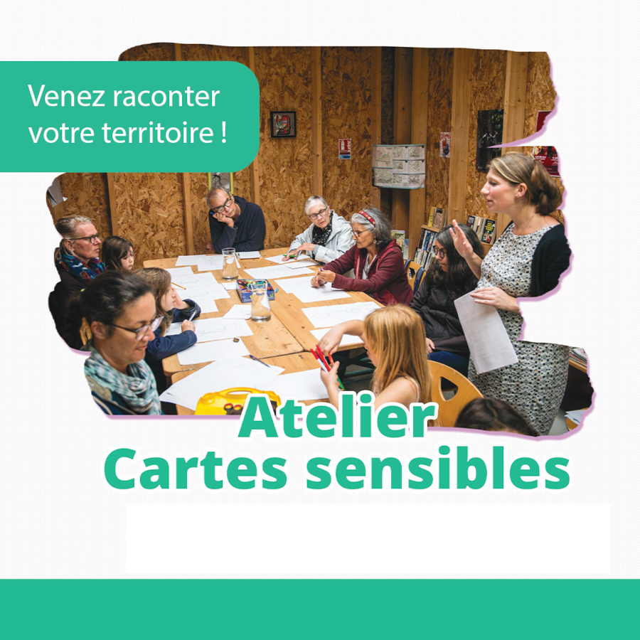 Atelier avec des femmes, hommes et enfants assis autour d'une table animé par une femme debout
