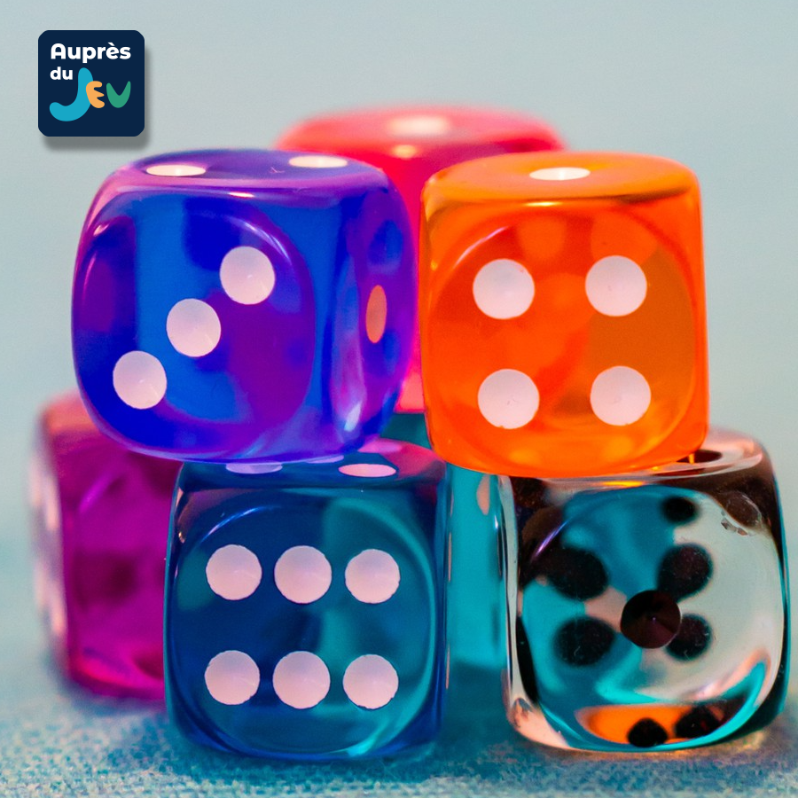 Plusieurs dés de couleurs Logo Auprès du jeu