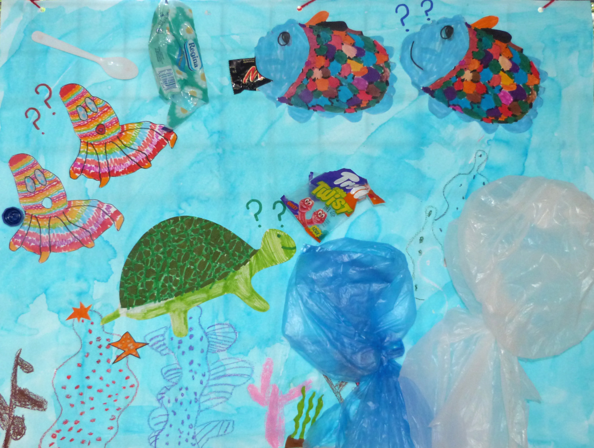 Tortue, méduses et poissons nageant dans l'océan entourée de sacs plastiques