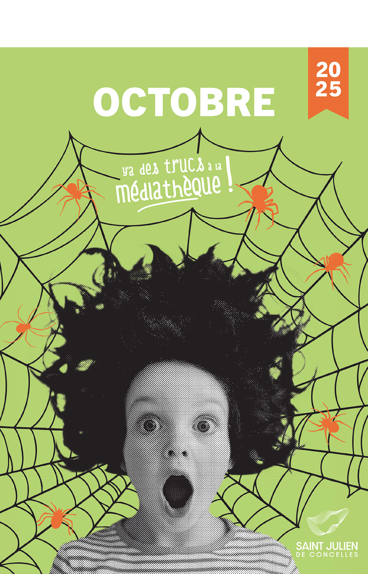 En octobre, y'a des trucs à la médiathèque garçon au cheveux hérissés devant une toiles d'araignée