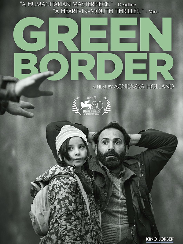 Un homme et une enfant réfugiés épuisés dans une forêt sombre