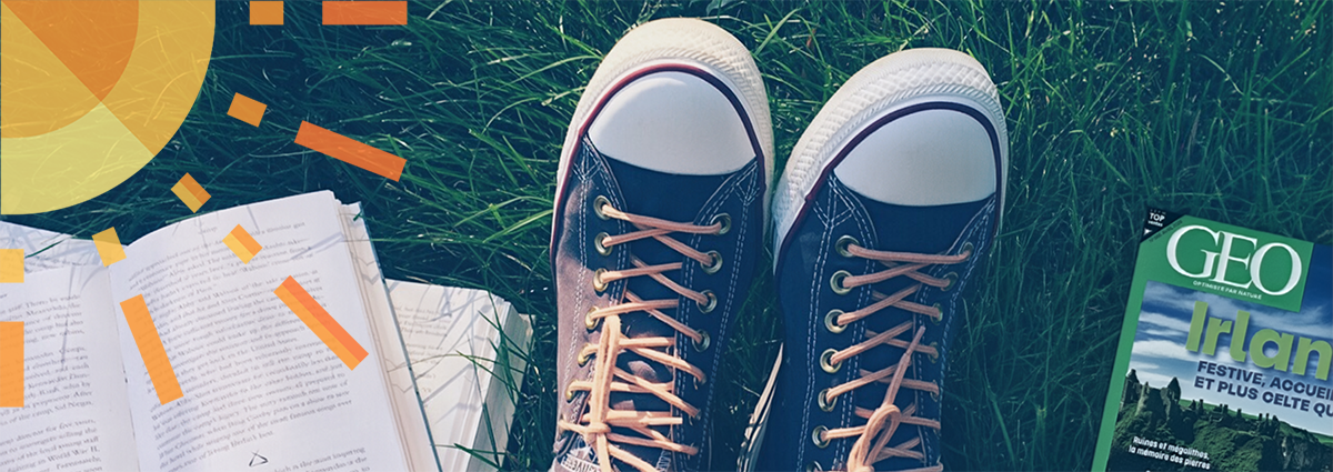 Livres, basket soleil sur l'herbe