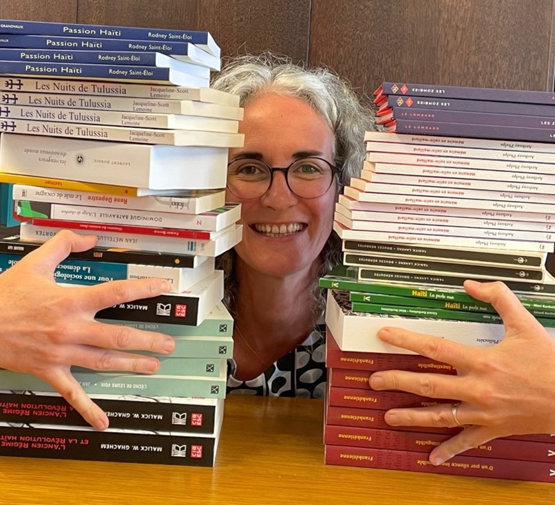 stephanie au milieu d'une pile de livres