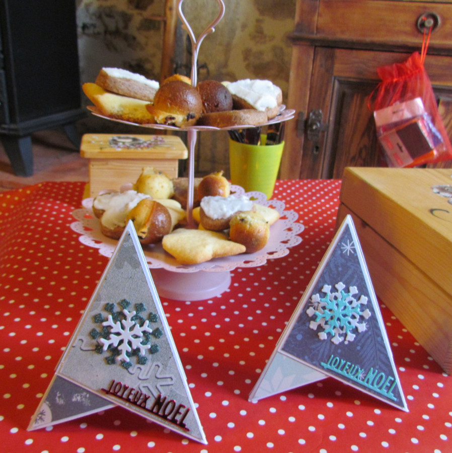 sapins de noel en scrapbooking sur une table