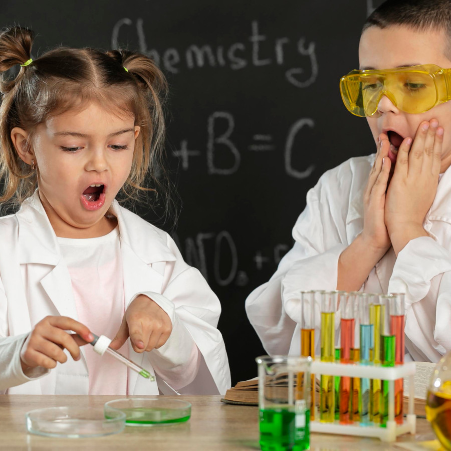 enfants faisant une experience en laboratoire